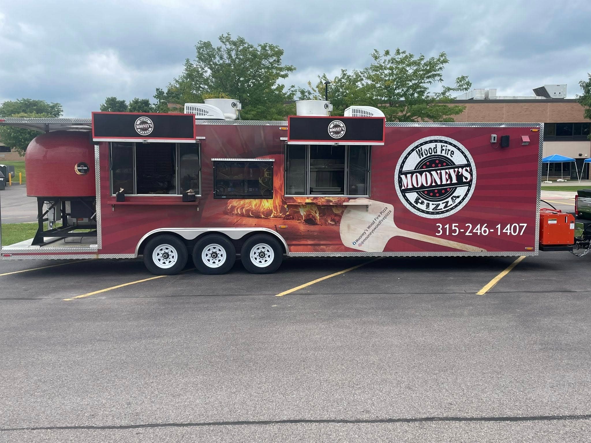 Full view of pizza trailer
